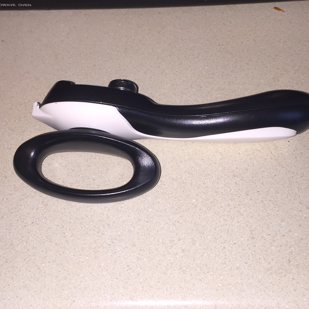 Tupperware can opener